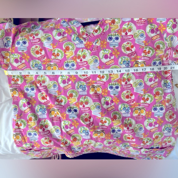 🩷💀 Dia de Los Muertos Sugar Skull scrub top medium - Picture 4 of 6